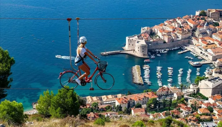 VIDEO: Bi si drznili kolesariti po jekleni vrvi nad Dubrovnikom?