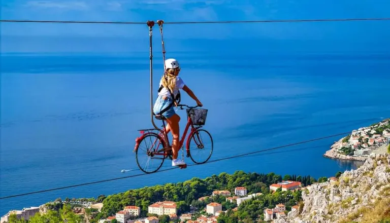 VIDEO: Nad Dubrovnikom lahko kolesarite po vrvi – si upate?