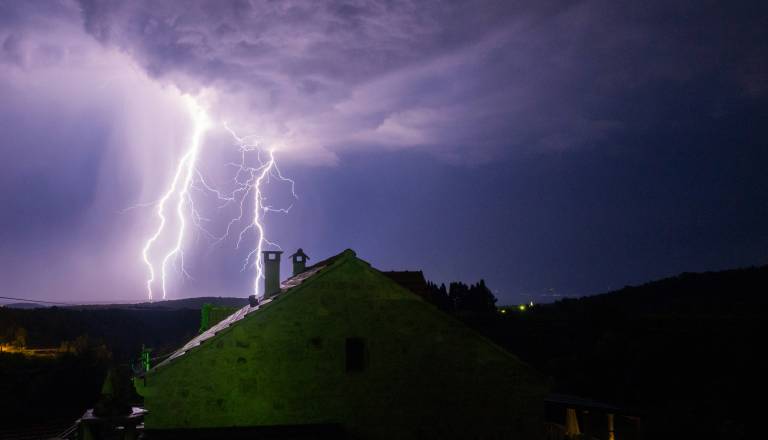 Pozor, dopustniki na Hrvaškem: Prihajajo neurja, toča in močan veter, tu bo najhuje
