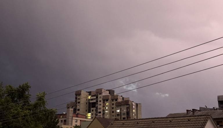 Vremenoslovci opozarjajo: Popoldne so možne močnejše nevihte, nalivi, toča in močan veter