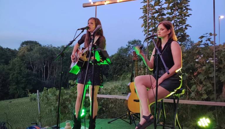 FOTO in VIDEO: Kavarna Platana na Gradu navdušila obiskovalce, med zbranimi tudi Bine Volčič
