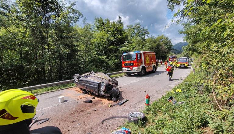 Huda nesreča na Gorenjskem, vozilo se je prevrnilo na streho