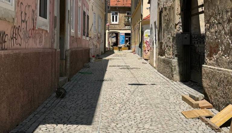 Dobra novica! Prenova dveh zgodovinskih prehodov v središču Maribora tik pred koncem