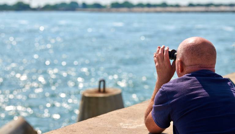 Alarm na plaži, moški naj bi skrivaj fotografiral gole otroke