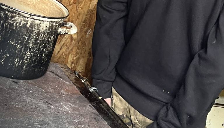 Drama v romskem naselju: Pijan pred otroki udaril partnerko in razbijal pohištvo, nato grozil še policistom