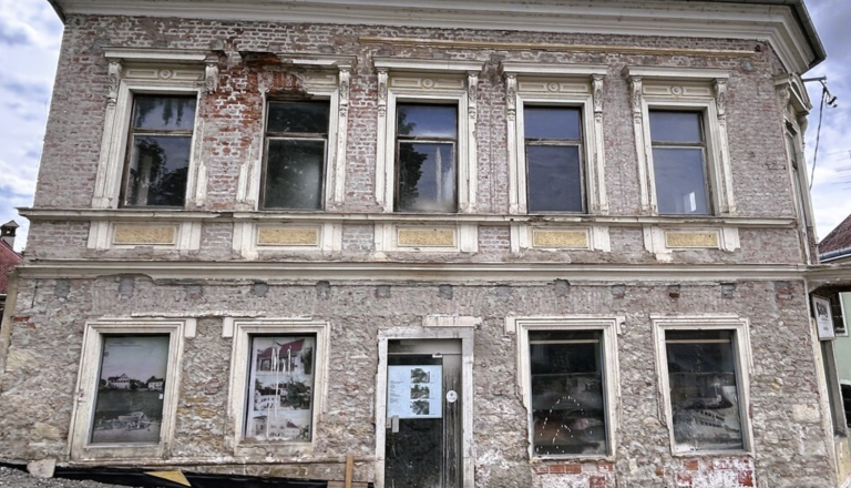 Prepoznate to stavbo? Zdaj dobiva novo življenje, v njej tudi hostel in kavarna