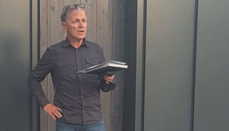 Na Kočevskem počilo že po drugi točki sestanka, Martin odstopil na mestu: »Srečno!«