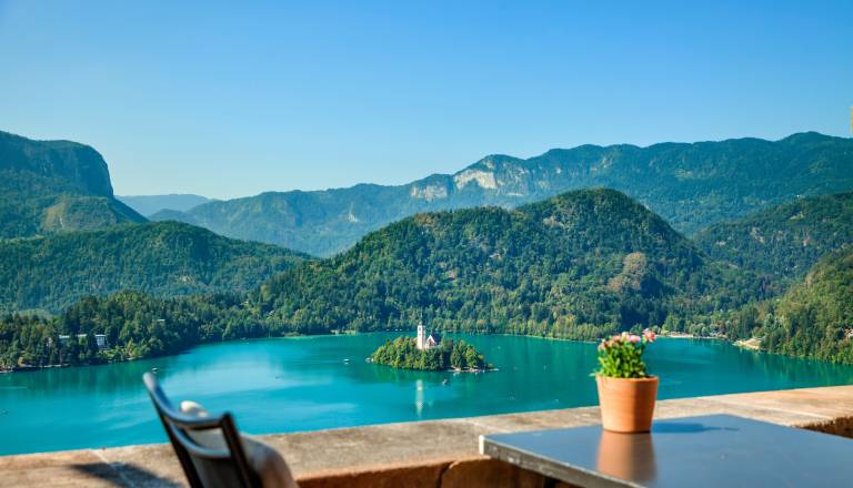 Alpsko poletje osvaja Slovenijo, turisti množično izbirajo gore namesto morja