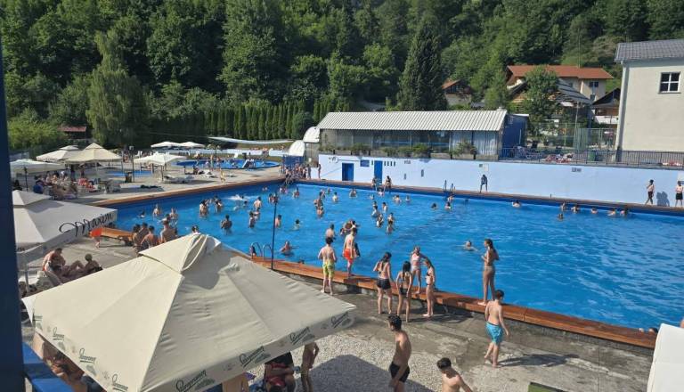 Brezplačen vstop, glasba v živo in kopanje do polnoči na Jesenicah