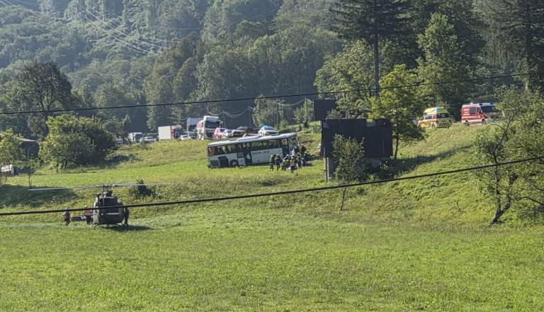 VIDEO: Avtobus zapeljal s ceste, dve osebi huje poškodovani, posredoval helikopter