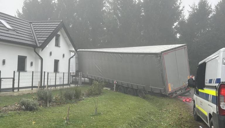 Na območju Kranja s tovornjakom trčil v pešca in ga stisnil v kovinski steber