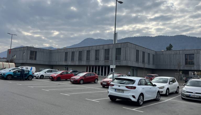 Na parkirišču hudo pijan trčil v vozilo in pobegnil, ob izsleditvi 'nabral' za 4.320 evrov kršitev