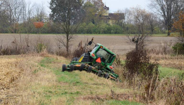 Traktorist vozil prehitro in pijan. Tako se je končala vožnja