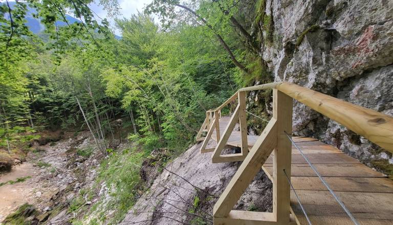 Priljubljena pot med Žirovnico in Završnico ponovno urejena