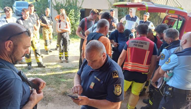 Več kot sto ljudi iskalo otroka s posebnimi potrebami, za srečen konec je bila ključna domiselna poteza gasilcev 
