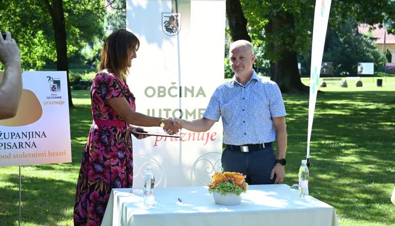 FOTO: Za več kot dva milijona evrov bodo prenovili ceste in vodovod