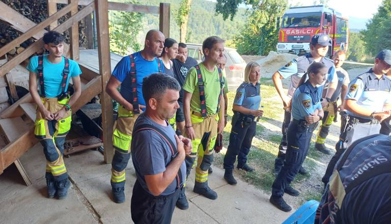 Drama pri Polhovem Gradcu: Izginil otrok, aktivirani gasilci, policija in reševalni psi