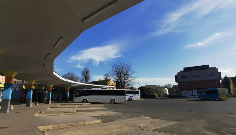 Zagorelo pri soboški avtobusni postaji, aktivirani gasilci