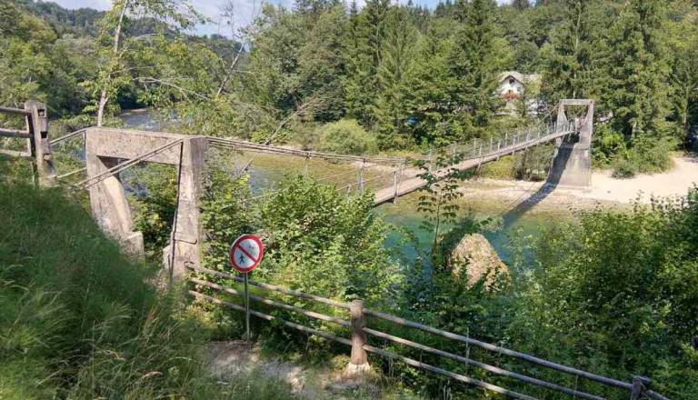 Fuxova brv zaprta zaradi nevarnega stanja konstrukcije