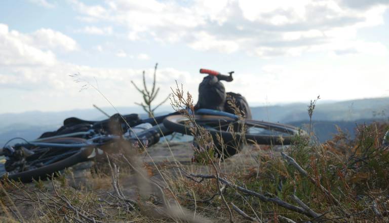 Prekratka varnostna razdalja usodna za tri kolesarje