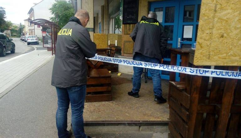 Krvav napad na Štajerskem: Po udarcu s steklenico ga je zabodel še v trebuh