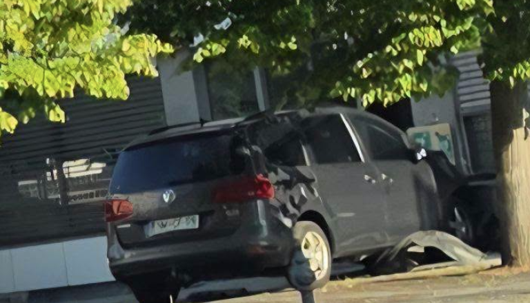 Z avtomobilom trčila v Zavarovalnico Sava, v ozadju naj bi bile zdravstvene težave