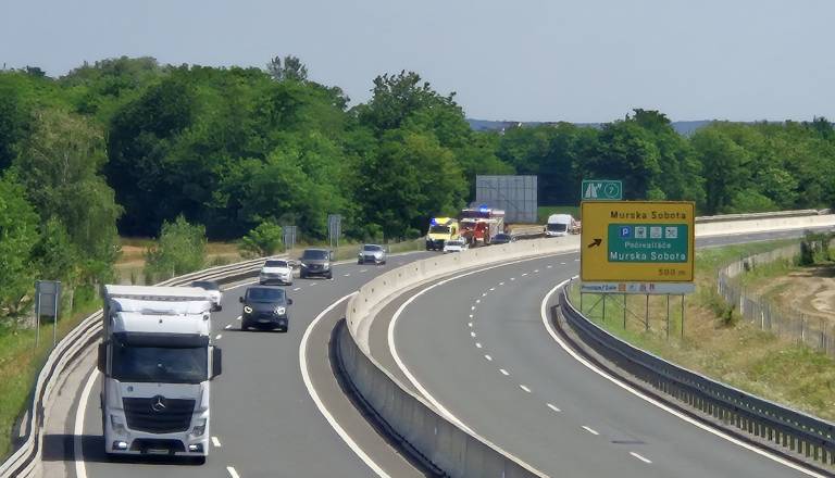 Voznica v bližini Murske Sobote trčila v betonsko ograjo in se poškodovala