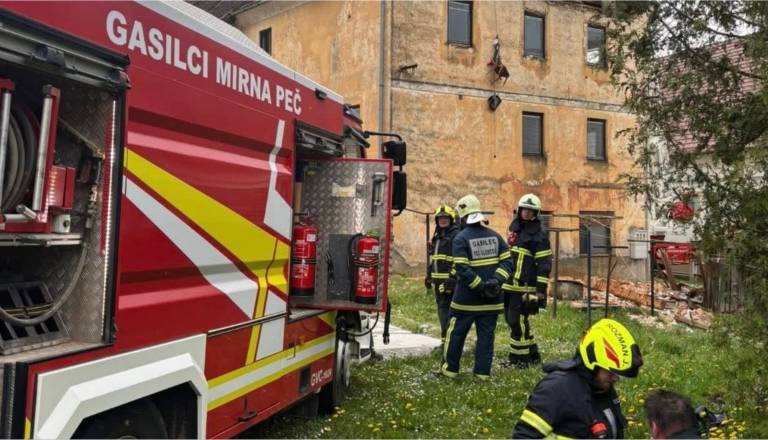 VIDEO: Zagorelo pri Mirni Peči, na kraju številni gasilci