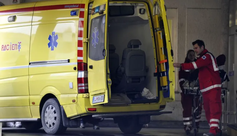 62-letnika pri delu hudo poškodoval 70-kilogramski kovinski obdelovanec