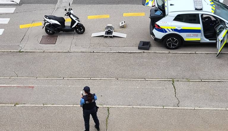 Nočno divjanje mladine s skuterji razburja Novomeščane: »Kje je ta obljubljeni poostreni policijski nadzor?«