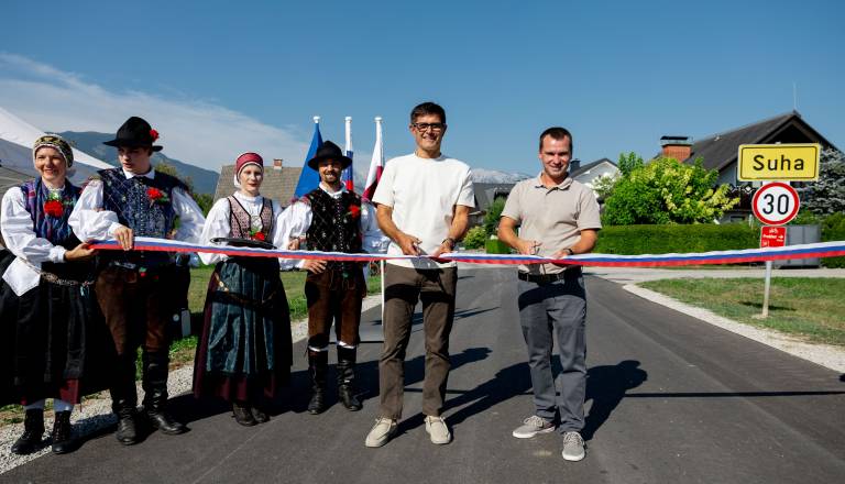 Po prenovljeni cesti med Predosljami in Suho zdaj varneje do doma, šole in službe