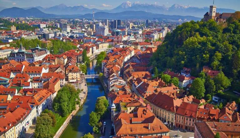 FOTO in VIDEO: Ljubljano poleti vse bolj obiskujejo Američani, Britanci in Španci