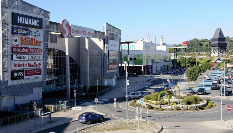 Na parkirišču v Seiersbergu prijeli Slovenko, z motilcem signala naj bi odpirala avtomobile