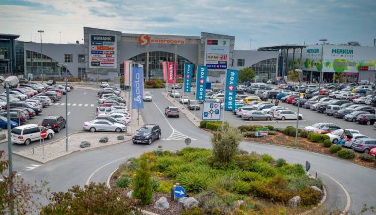 Šok na parkirišču priljubljene nakupovalne točke Mariborčanov, s posebno napravo odpirala avtomobile in kradla denar