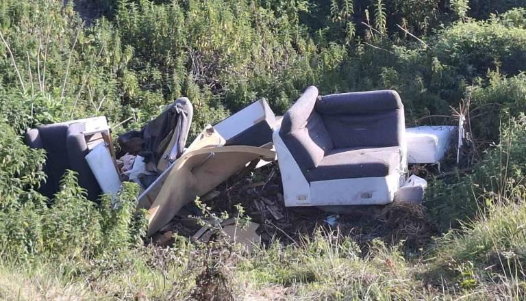FOTO: Ob Kolpi znova grozljiv prizor, domačini ogorčeni: »Bi to odložili na svojem dvorišču?«