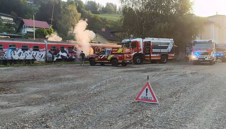 Na železniški postaji zgodaj zjutraj zagorel potniški vlak
