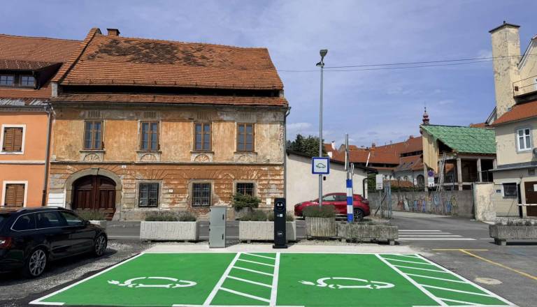 FOTO: Ptuj razširil mrežo polnilnic: Na 11 lokacijah je zdaj na voljo 20 polnilnih mest