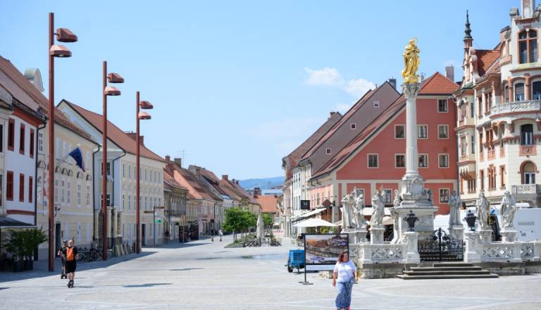 FOTO in VIDEO: Maribor se je spremenil v mesto duhov, vročina izpraznila ulice