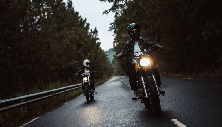 Motorist v dve drevesi, drugi pa brez čelade v avtomobil