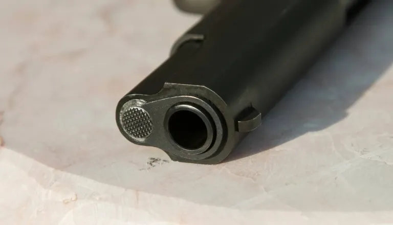 Krvav obračun tik ob slovenski meji: Dve osebi v bolnišnici, strelec na begu
