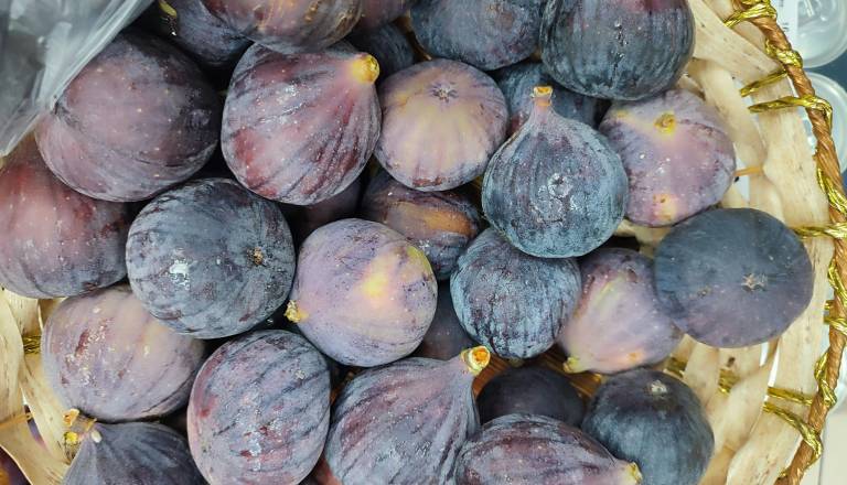 Občani so jo zalotili pri nenavadni tatvini, Slovenka ukradla dva kilograma fig, lestev in kozarce