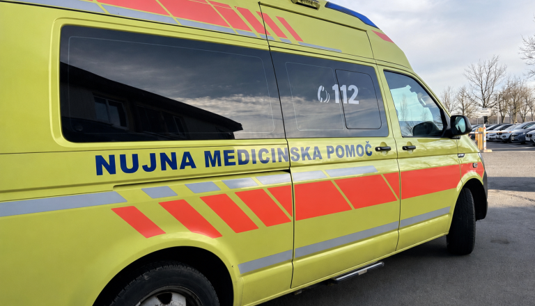 Močan veter odtrgal streho, ta je padla na človeka