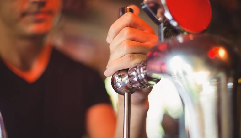 Šok v lokalu: zmerjal natakarico, jo pljunil in si vzel pivo