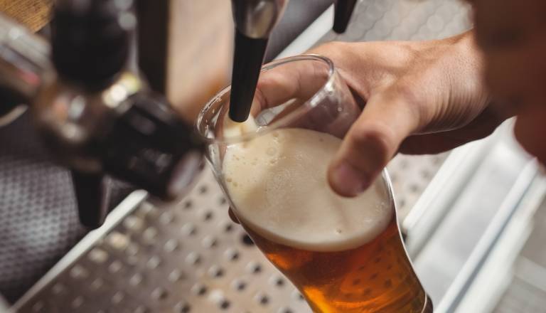 Natakarico zmerjal, pljunil in si iz hladilnika vzel pivo