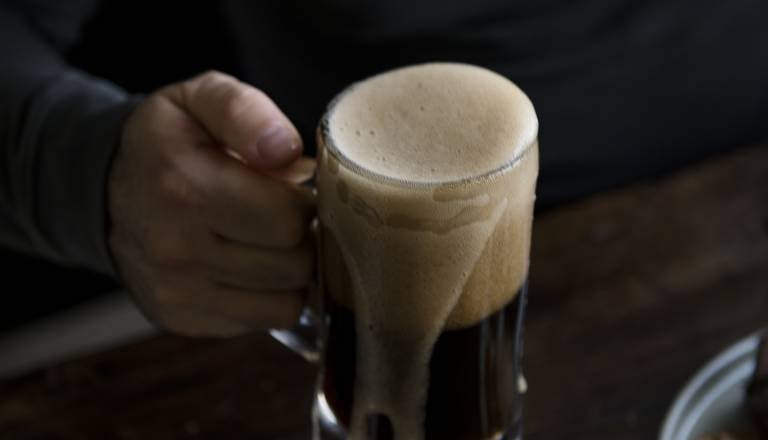 Drzno v lokalu: pljunil natakarico in si iz hladilnika vzel pivo
