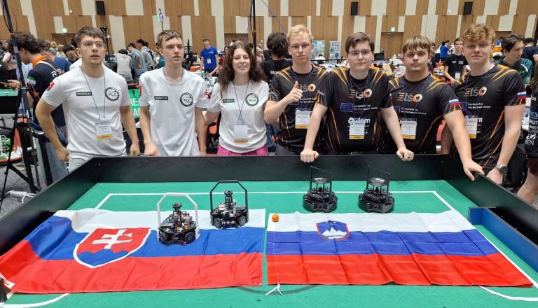 Mariborski dijaki znova med najboljšimi robotskimi nogometaši na svetu