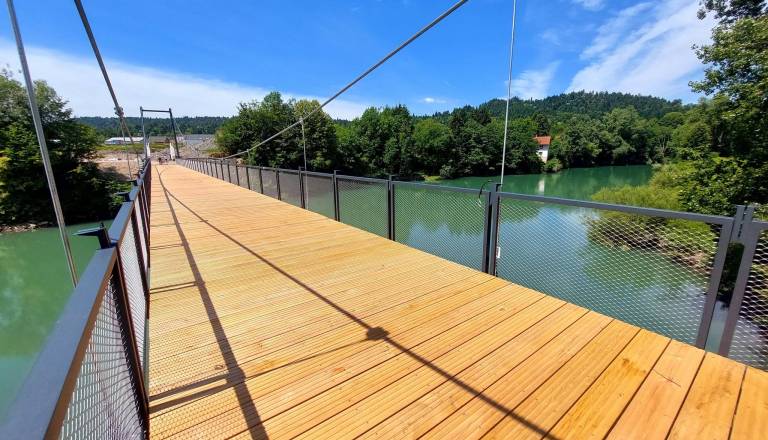 Sava jo je odnesla, po skoraj treh letih med Vikrčami in Mednim stoji nova brv