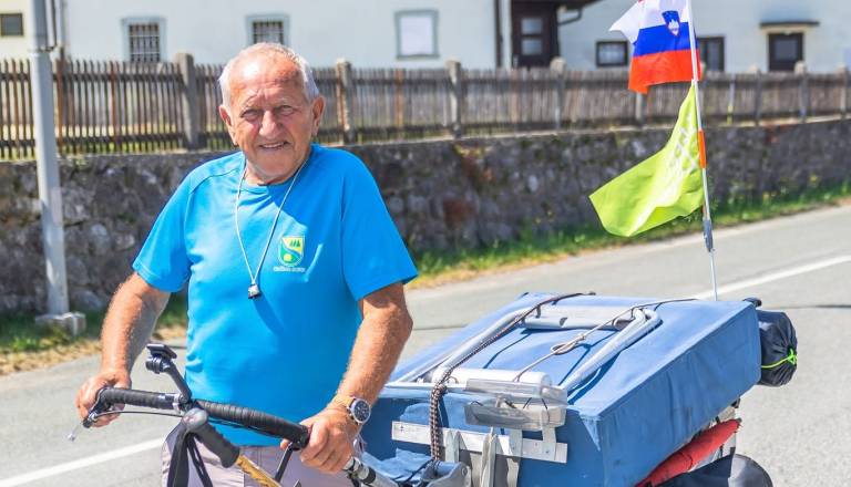 Star je skoraj 83 let, a se je peš odpravil 2.070 kilometrov daleč