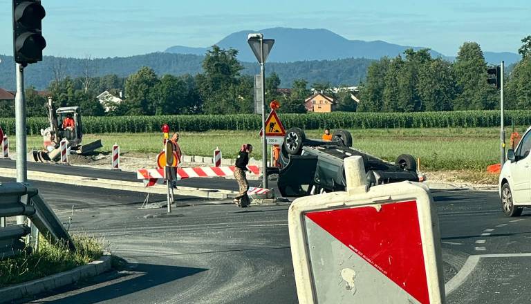 Ljubljančan navsezgodaj na priključku avtoceste končal na strehi