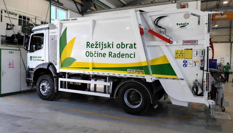 Pomurska občina z naložbo v komunalno opremo podpisali pogodbo za dve novi specialni vozili